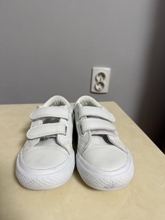 Для хлопчика білі кеди