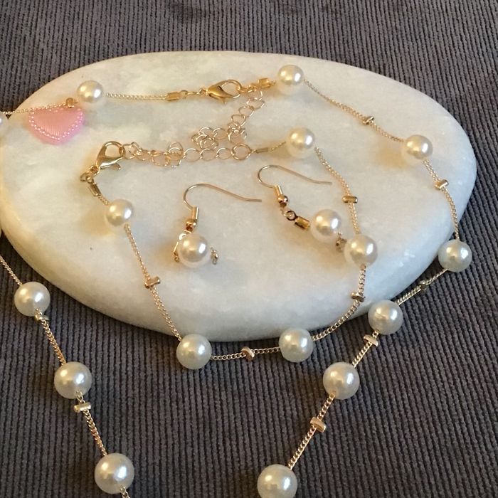 Złocisty komplet biżuterii z perełkami