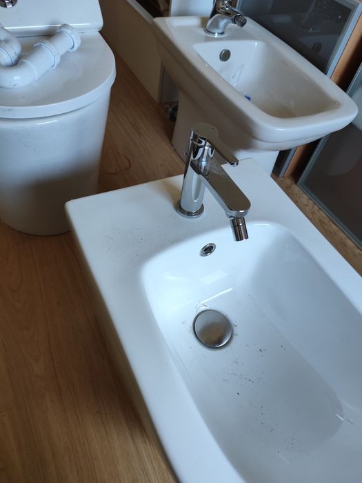 Bidé com design moderno com torneira