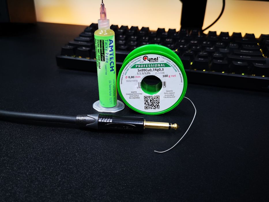 Кабель для електрогітари KLOTZ AC110 та NEUTRIK NP-2XB (чорний/золото)