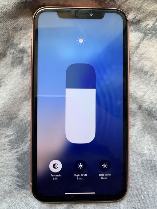 Продам своей девушки айфон XR в хорошом состаяние