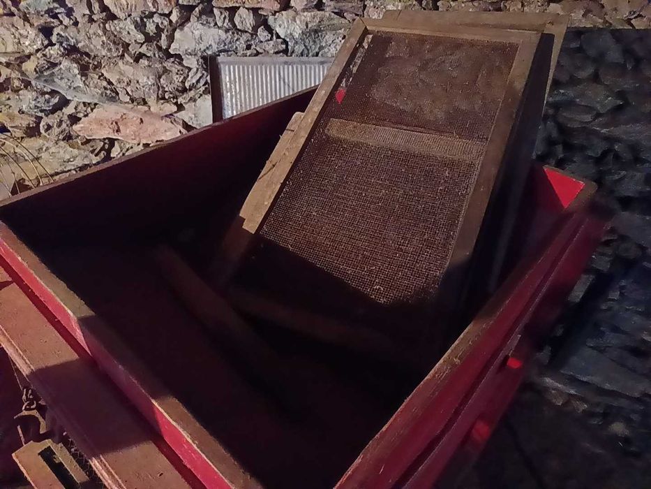 Limpadora de milho manual em madeira antiga