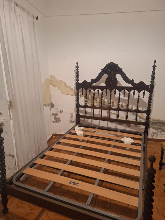 Cama antiga vintage em madeira maciça