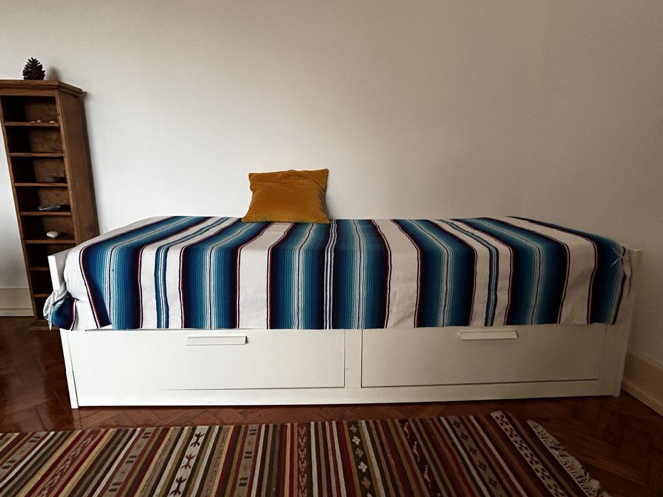 Cama Ikea Brimnes como nova c 2 colchões incluidos