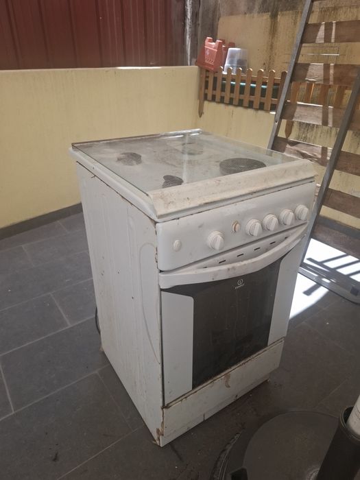 Fogão Indesit a funcionar – Ideal para peças ou reparação