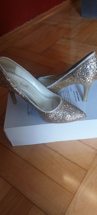 Eleganckie złote szpilki buty na obcasie