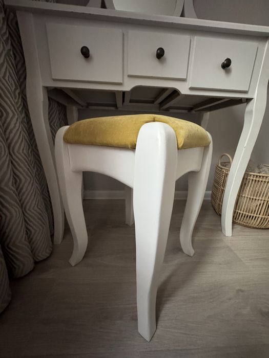 Туалетний столик з табуретом