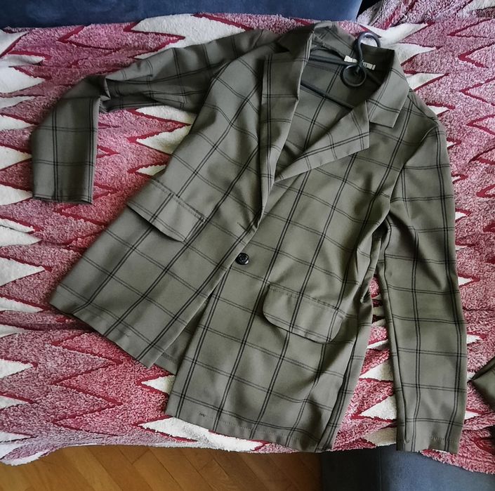 Жіночий костюм у клітинку