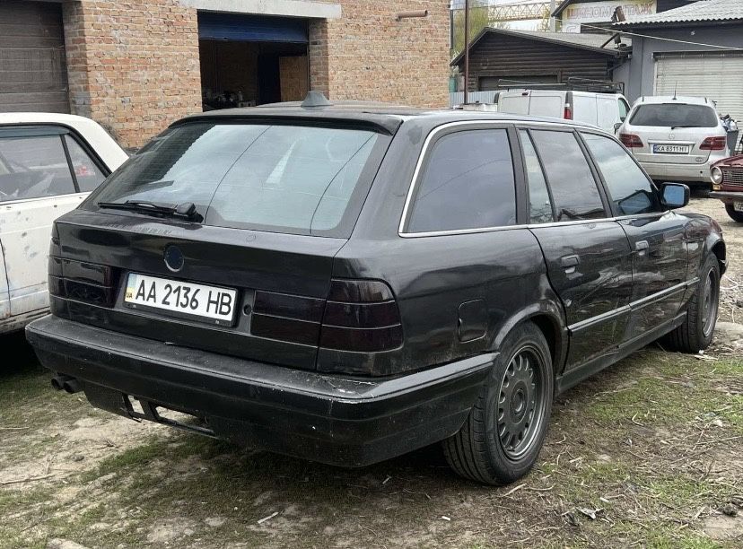 Дві BMW E34 touring m50