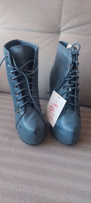 Botki na słupku szpilce