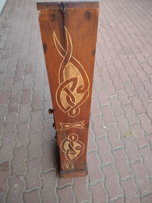 Szafka z szufladami z afrykańskiego lekkiego drewna, nie używana.