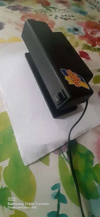 Detectores notas e cartões multibanco falsos.