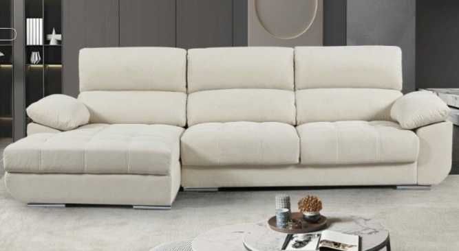 Sofá como novo com chaise-longue no lado esquerdo.