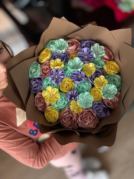 Bukiety, boxy kwiatowe wykonane ze wstążki.