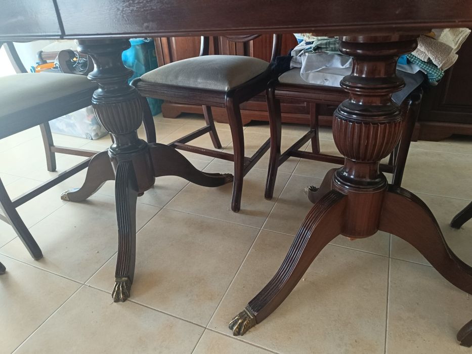 Mesa mogno com 8 cadeiras