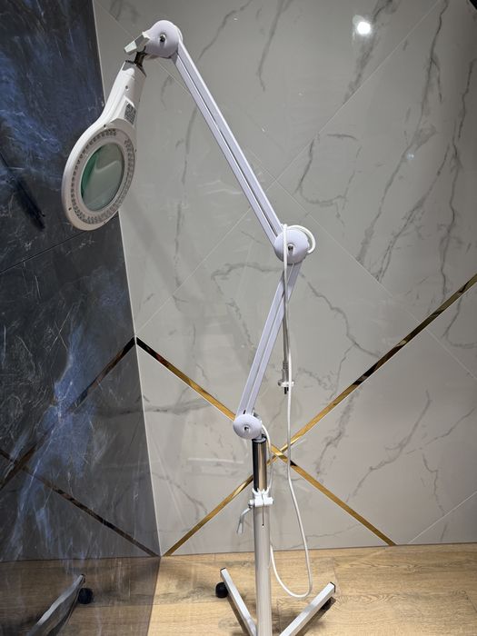 Lampa kosmetyczna. Lupa podświetlana.