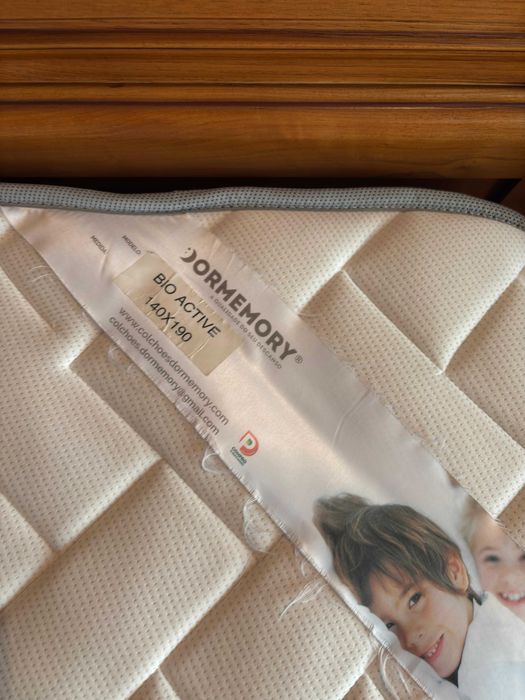 Mobília de quarto - cama + colchão + 2 mesas cabeceira + cómoda