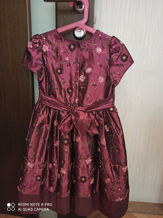 Нарядное платье на 6-9 лет