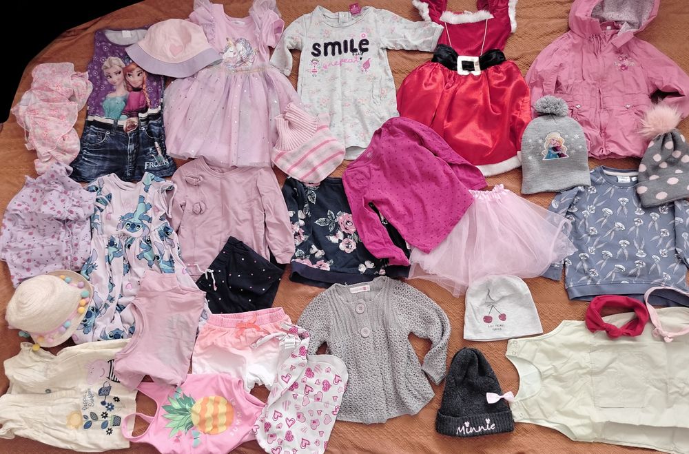 Różnorodna paka ubranek dla dziewczynki w rozmiarze 98