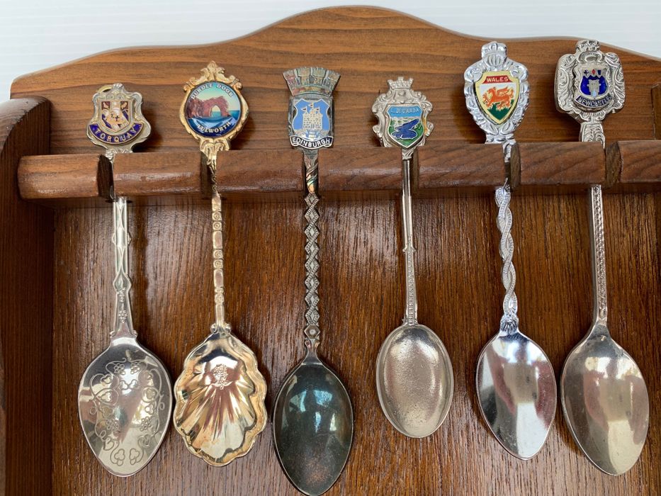 Colheres de coleção com expositor em madeira