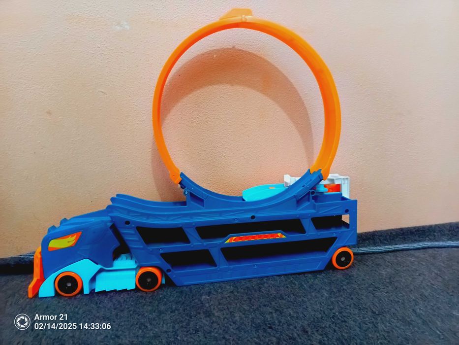 Автовоз та терк в одній іграшці Hotwheels