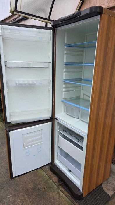 Рабочий холодильник "Indesit", высота 1м.80см. чистый ухоженный.
