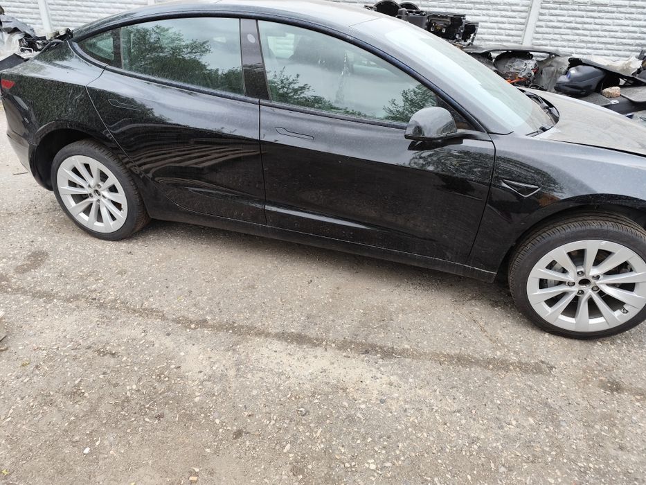 Двері на Tesla model 3 в ідеальному стані в колір без дефектів