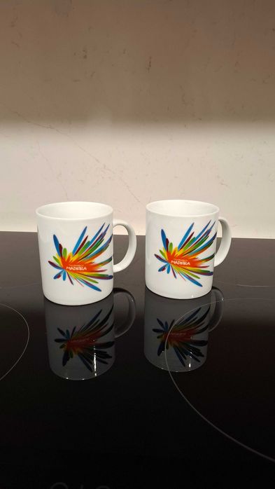 2 canecas brancas de loiça