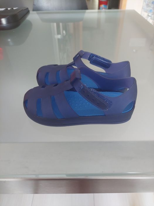 Sandálias Zippy de borracha azul