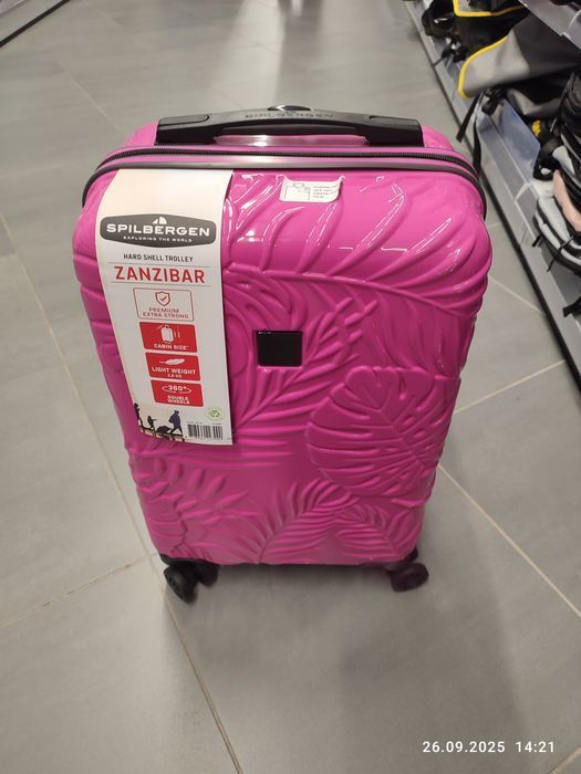 Nowa różowa walizka podróżna kabinowa