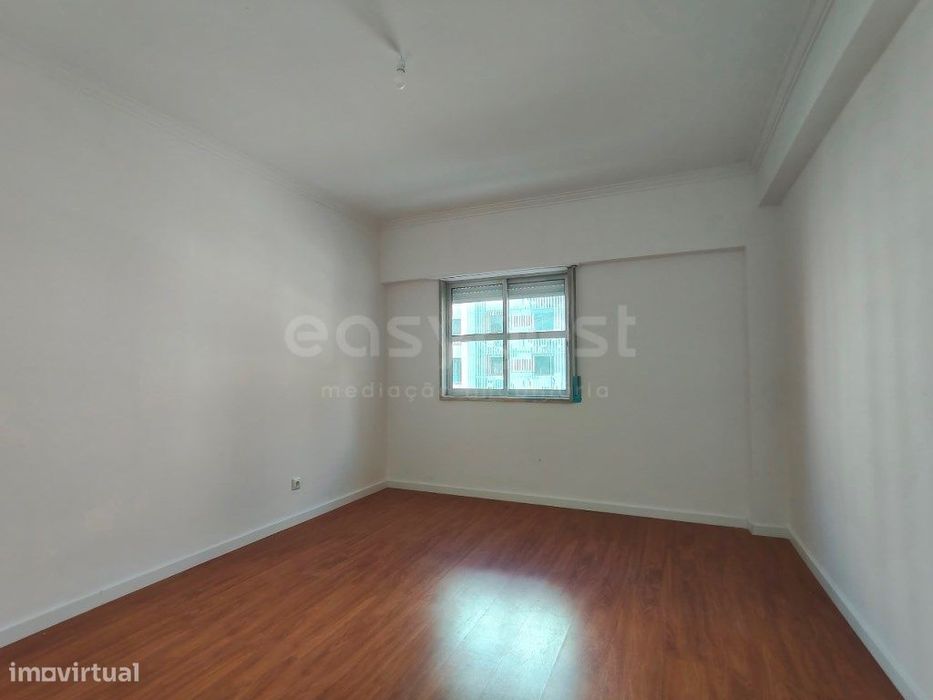 T2 com 95 m², cheio de luz natural e arrecadação na Tapada das Mercês