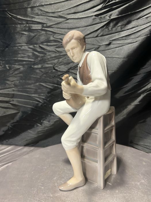 Porcelanowa figurka NAO Spain – mężczyzna grający na mandolinie