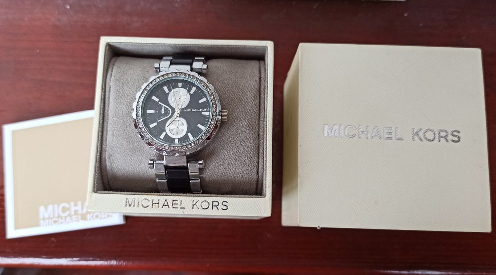 Часы женские фирма Michael Kors