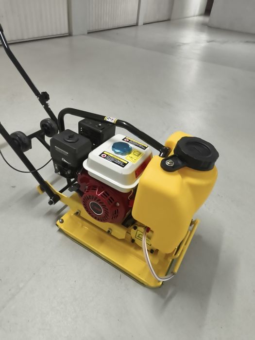 Placa compactadora Vibratória 65kg com depósito de água