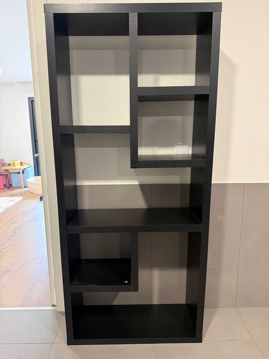 Estante Moderna Preta 1,80m – Design Geométrico