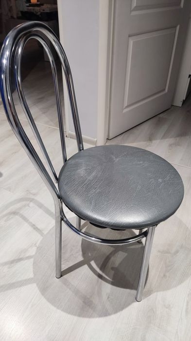 Sprzedam krzesło 1 sztuka została może komuś brakuje do kompletu.