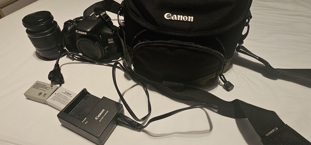 Máquina fotográfica CANON 600D