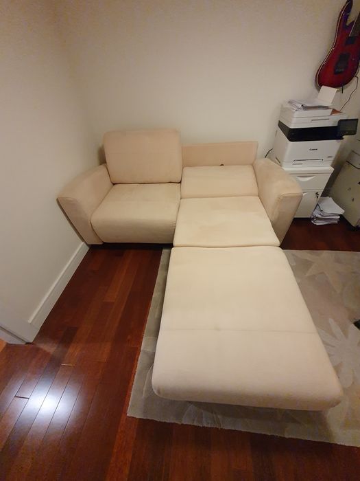 Rozkładana sofa z pojemnikiem na pościel