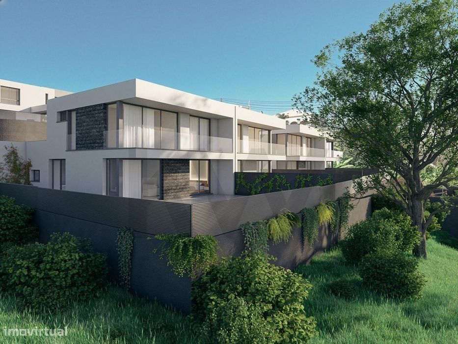 Moradia Geminada T3 com 3 suítes, piscina privativa, ar-condicionado e