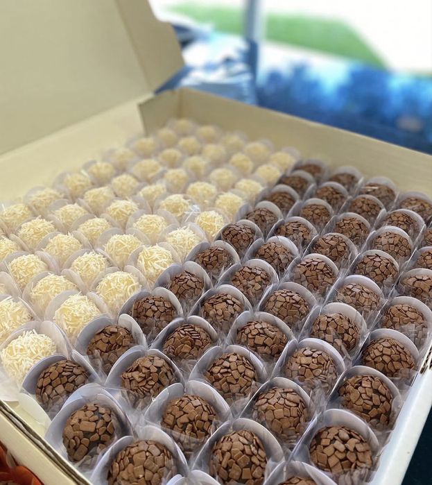 Brigadeiro e beijinho.