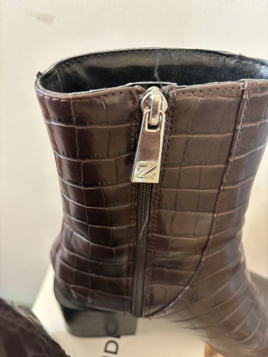 Botas castanhas em pele