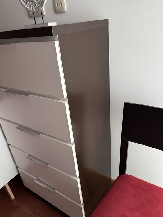 Quarto madeira cabeceira colchao mesas e comoda