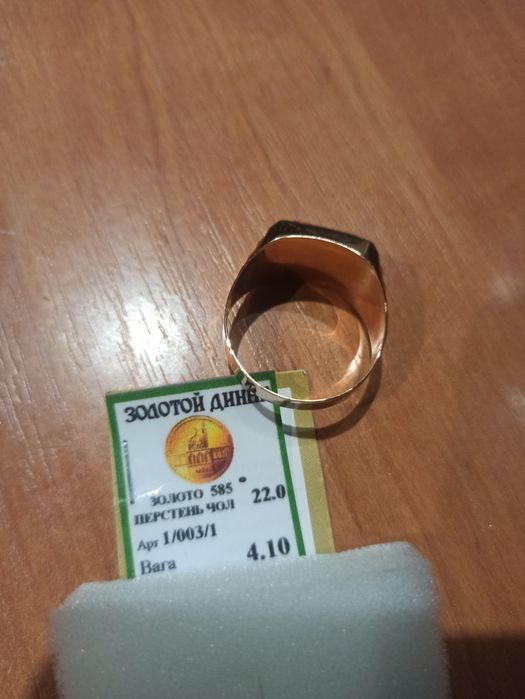 Золота печатка перстень