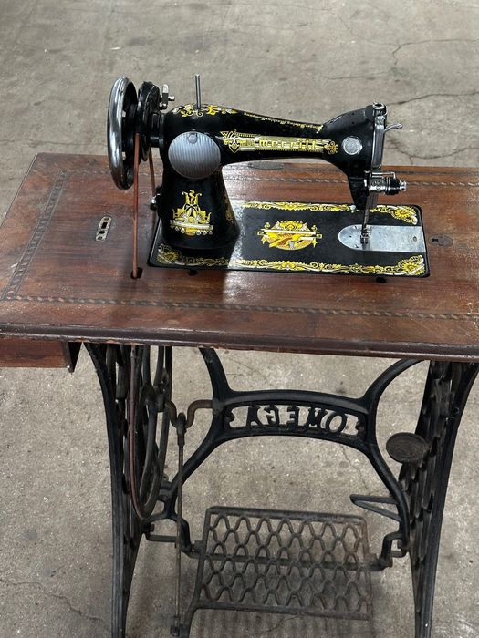 Antiga Máquina de Costura Omega / Merritt