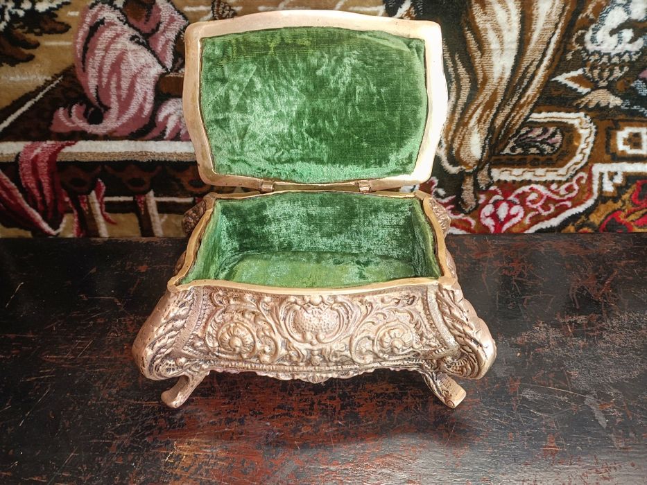 Imponente guarda-jóias antigo estilo barroco, em latão maciço, decoraç