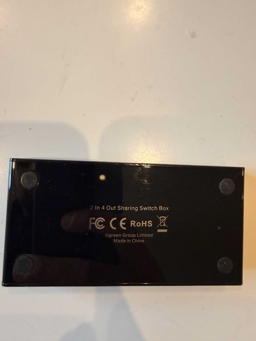 Switch USB UGREEN com marcas de uso