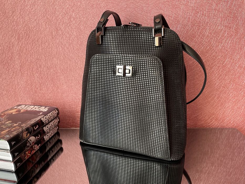 Жіноча сумка-рюкзак чорна з перфорацією та металевою фурнітурою