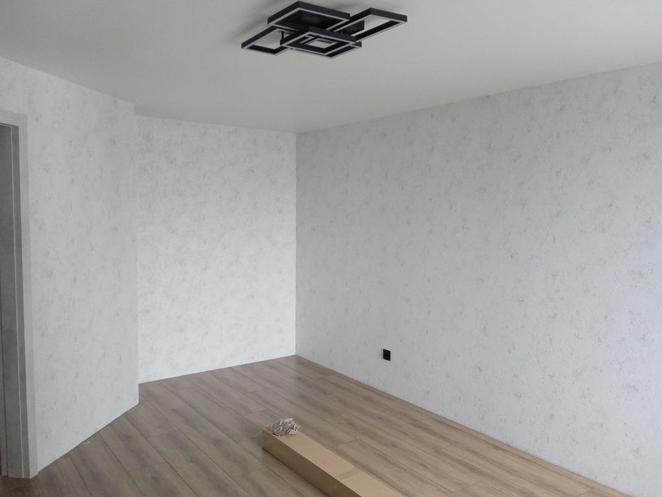 Поклейка шпалер .