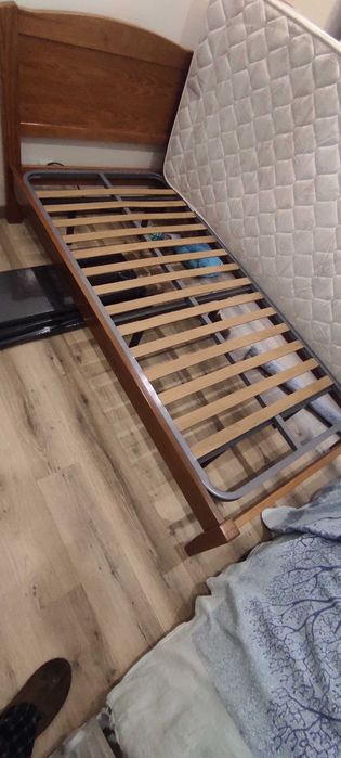 2 Camas de solteiro de madeira.