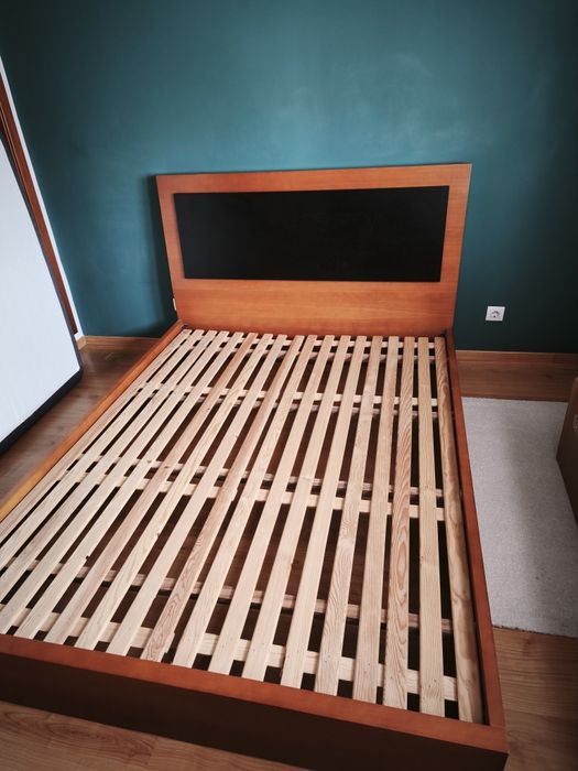 Vendo cama + colchão + duas mesas cabeceira